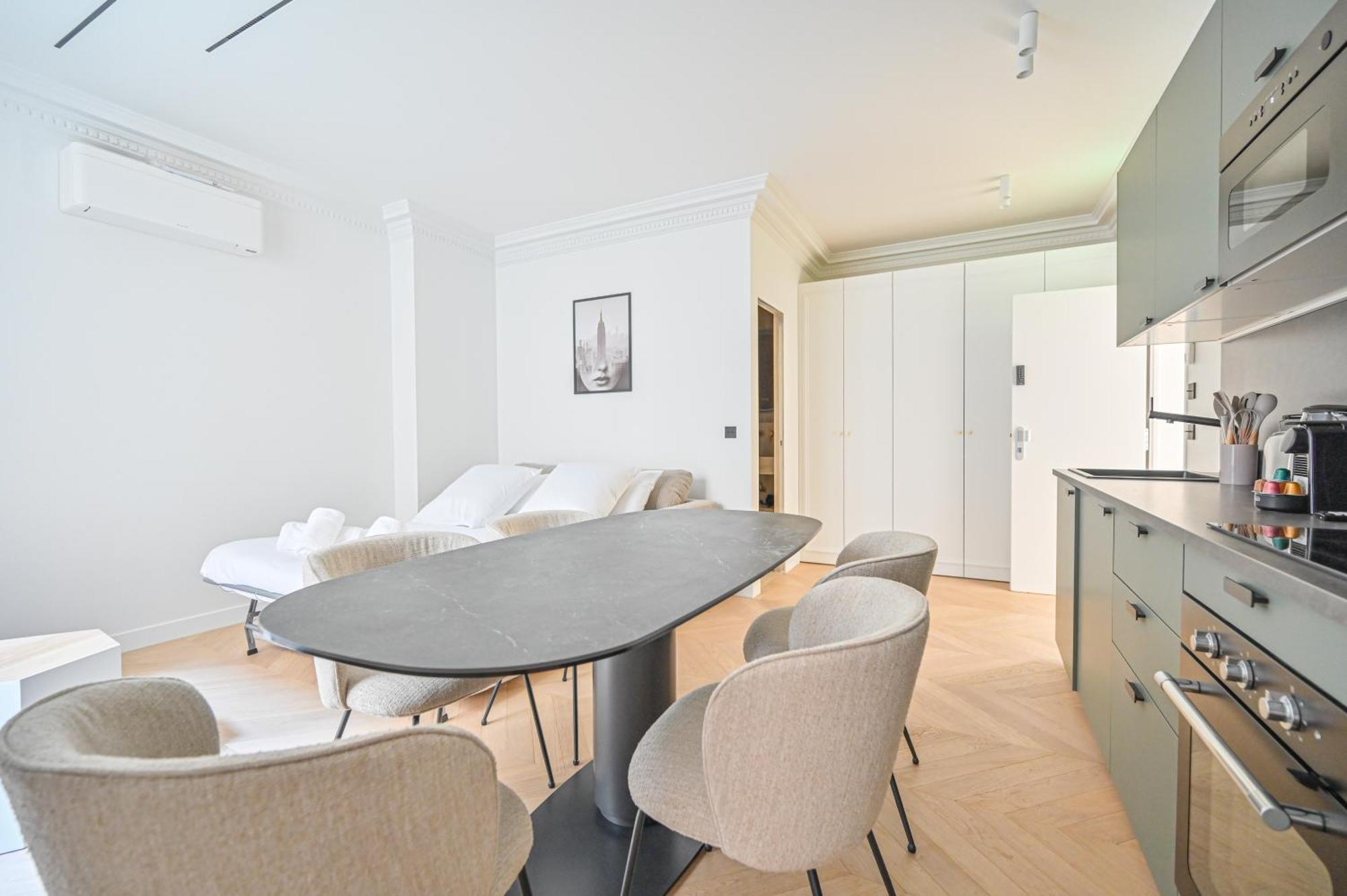 Sumptuous & Serene Parisian Flat Exterior photo