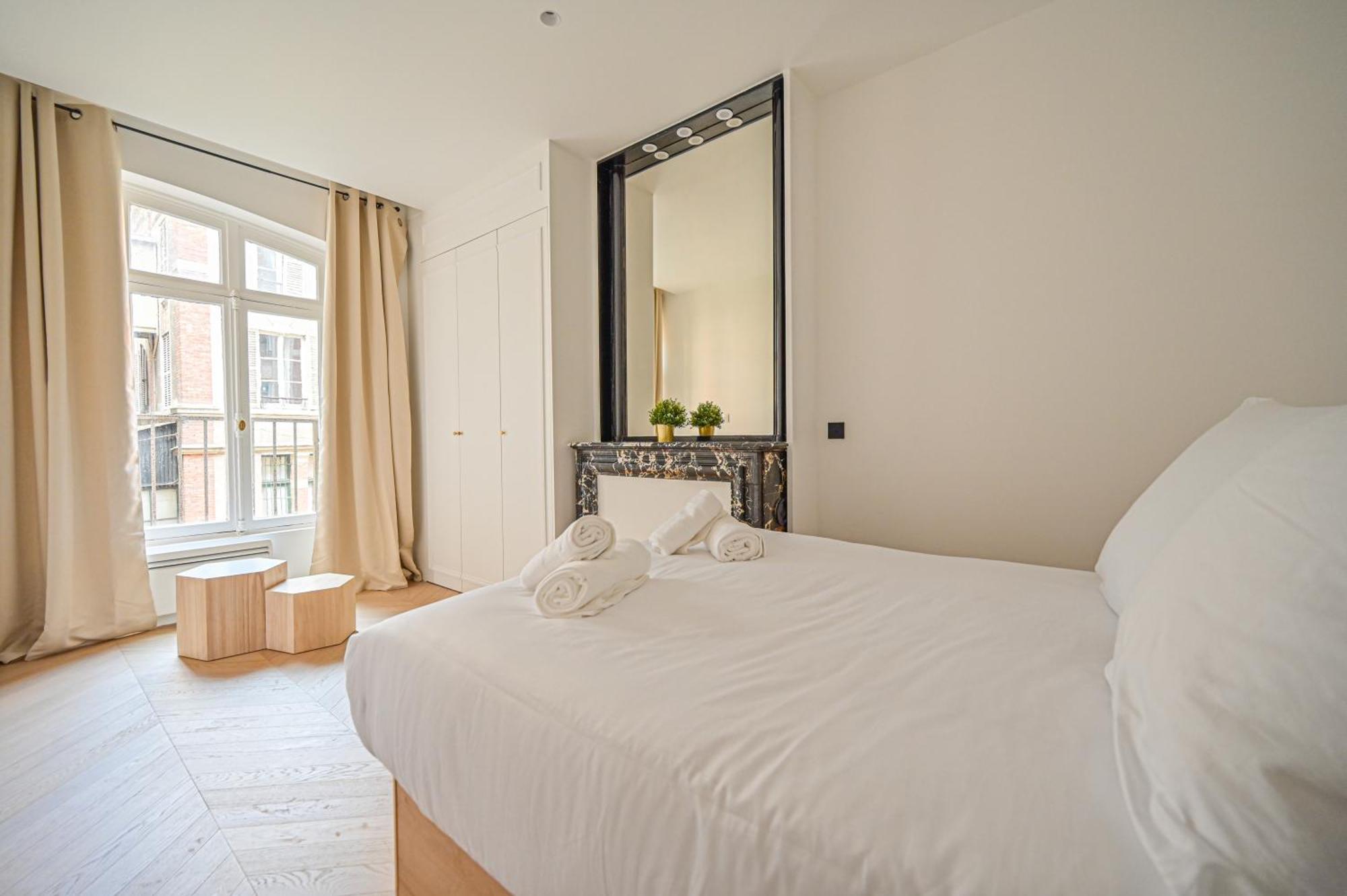 Sumptuous & Serene Parisian Flat Exterior photo